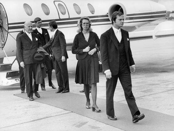 Bromma 1973-09-16 Nye kungen Carl XVI Gustaf, prinsessan Christina, riksmarskalk Stig H:son Ericson, adjutanten och statsminister Olof Palme pa Bromma flygplats. Kung Gustaf VI Adolf avled dagen innan i Helsingborg. Bromma Sverige ROYAUTOPUSH x12014x *** Bromma 1973 09 16 New King Carl XVI Gustaf, Princess Christina, Marshal Stig H son Ericson, the adjutant and Prime Minister Olof Palme at Bromma Airport King Gustaf VI Adolf died the day before in Helsingborg Bromma Sweden ROYAUTOPUSH x12014x  Copyright: xRagnhildxHaarstad SvD TTx CARL XVI GUSTAF TRONSKIFTE