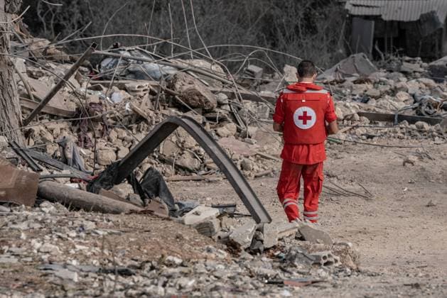 News Themen der Woche KW42 News Bilder des Tages Nahostkonflikt, Libanon, Tote nach israelischem Luftangriff auf Aitou October 15, 2024, Aitou, Aitou, Lebanon: October 15, 2024, Aitou, Lebanon: ..The first responder walks into the rubble of a three-story building after the airstrike. ..On Monday, an Israeli airstrike hit the village of Aitou, Lebanon. According to Lebonisis Ministry of Health, at least 21 people died. Aitou Lebanon - ZUMAw401 20241015_znp_w401_003 Copyright: xTimothyxWolferx