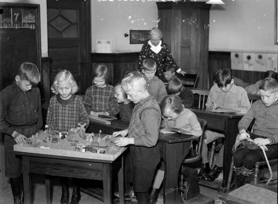 GÖTEBORG 1935-10-25. Barn - skola, lek. Svart att läsa pa platen, men det kan handla om en skola för vanföra (handikappade). *** Local Caption *** GT Lada oktober 1935-01 GÖTEBORG SVERIGE x2524x *** GÖTEBORG 1935 10 25 Children school, play Black to read on the plate, but it may be a school for the disabled Local Caption GT Lada October 1935 01 GÖTEBORG SWEDEN x2524x  Copyright: xKamerareportage TTx SKOLELEVER