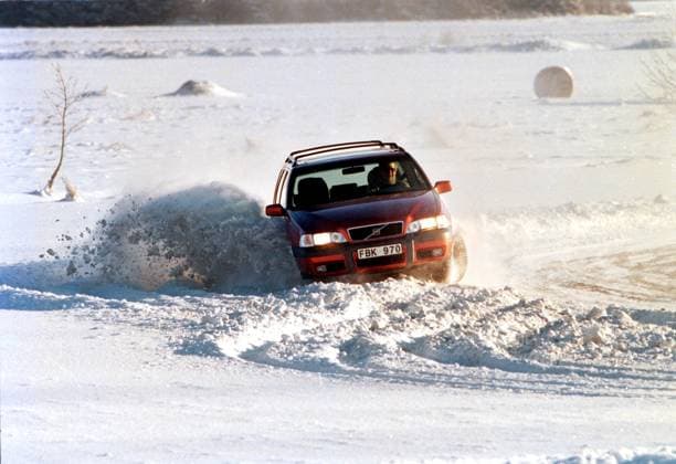 STOCKHOLM 8FEB1999 - Slalomkörning mellan koner är bara ett av de manga test som de fyrhjulsdrivna bilarna fatt genomga i DN Bils jämförelse. De fyra testobjekten beter sig mycket olika när de pressas pa isbanorna. Bilden: Volvo V70 Cross Country AWD. SVERIGE x167x *** STOCKHOLM 8FEB1999 Slalom driving between cones is just one of the many tests that the four-wheel drive cars had to undergo in DN Bils comparison The four test objects behave very differently when they are pressed on the ice tracks Image Volvo V70 Cross Country AWD SWEDEN x167x  Copyright: xBenktxEureniusx