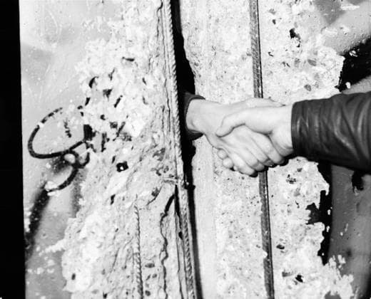 ARKIV 1989 - Berlinmuren faller och i en första spricka möts öst och väst i ett handslag. Bilden publicerad i boken Bilder som förändrat Sverige - en berättelse om Expressens bildjournalistik 1944-2004. BERLIN TYSKLAND PB-KOD:146 x146x *** ARCHIVE 1989 The Berlin Wall falls and in a first crack, East and West meet in a handshake The image published in the book Bilder som förändrat Sverige en berättelse om Expressens bildjournalistik 1944 2004 BERLIN GERMANY PB KOD 146 x146x  Copyright: xYLWAxYNGVESSONx BERLINMURENS FALL