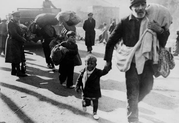 Orig. caption... A LA FRONTIER D ESPAGNE. Spanish civilians and soldiers cross the border en masse at Col du Perthus. Voici de pauvres gens passant la frontiere avec les quelques hardes qu ils ont pu porter. Note Spanish Civil War - armed conflict between right-wing and left-wing forces in Spain 1936-39. The war began with a revolt against the incumbent Popular Front government. The right-wing forces (rebels), the Falange, with its leader General Franco, were supported by Italy and Germany. The government was supported by the left and volunteers from abroad in the International Brigade. Republican refugees flee the Franco troops sites: FRANCE* ;SPAIN sp_sw x5600x *** Orig caption A LA FRONTIER D ESPAGNE Spanish civilians and soldiers cro  Copyright: xXxXxXx SPANISH CIVIL WAR