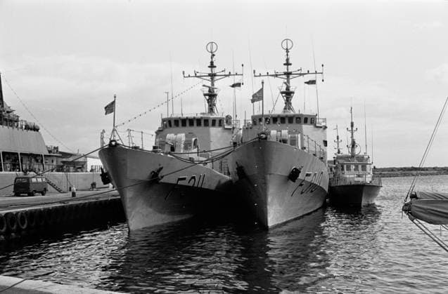 KARLSKRONA 1980 Two Norwegian frigates in Karlskrona Örlogshamn in the summer of 1980 in connection with Karlskrona s 300th anniversary sites BLEKINGE KARLSKRONA SWEDEN MILITARY PORT KARLSKRONA SWEDEN sp sw x5600x  Copyright: xPGxANDERSSONxPGAx NORWEGIAN FRIGATES