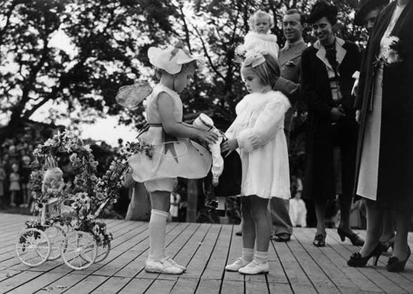 STOCKHOLM 1938. Orig. caption... Princess Margaretha hands out prizes at the children s flower parade at Skansen. Note. 1938 Note Dresses Doll carriages Wooden floors Knee socks Wings Legs Shy Gifts Dressed up Masquerades Wheels CD493 persons: GUSTAF ADOLF, CROWN PRINCE OF SWEDEN; MARGARETHA, PRINCESS OF SWEDEN; BIRGITTA, PRINCESS OF SWEDEN sites: STOCKHOLM; SWEDEN Stockholm Sweden sp_sw x5600x *** STOCKHOLM 1938 Orig caption Princess Margaretha hands out prizes at the children s flower parade at Skansen Note 1938 Note Dresses Doll carriages Wooden floors Knee socks Wings Legs Shy Gifts Dressed up Masquerades Wheels CD493 persons GUSTAF ADOLF, CROWN PRINCE OF SWEDEN MARGARETHA, PRINCESS OF SWEDEN BIRGITTA, PRINCESS OF SWEDEN sites STOCKHOL  Copyright: xx SHY PRIZE GIVER