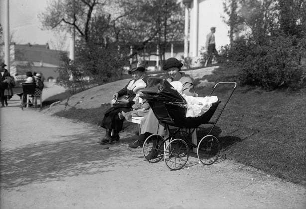 Göteborg 21 maj 1923 Mammor med barn pa Jubileumsutställningen 1923 . Liseberg . *** Local Caption *** KAMERAREPORTAGE x2524x *** Gothenburg May 21, 1923 Mothers with children at the Jubilee Exhibition 1923 Liseberg Local Caption CAMERA REPORT x2524x  Copyright: xKamerareportage TTx 21 maj 1923