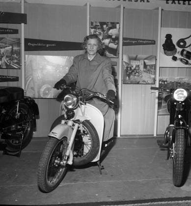 Göteborg april 1951 - Motorcykelmässa i Svenska Mässan - kvinna provar en scooter - *** Local Caption *** GT - Lada Krep 2010-10 KAMERAREPORTAGE x2524x *** Gothenburg April 1951 Motorcycle fair in Svenska Mässan woman tries a scooter Local Caption GT Lada Krep 2010 10 KAMERAREPORTAGE x2524x  Copyright: xKamerareportage TTx