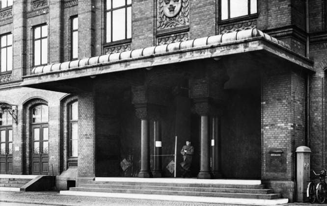 Krig Andra världskriget Sverige Skane Malmö 1939. Malmö C Centralstationen järnvägsstationen under mörkläggning. Presenningar entrÃ med ljussluss. Malmö Sverige 1930-tal, andra världskriget x2503x *** War World War II Sweden Skane Malmö 1939 Malmö C Central Station railway station during blackout Tarpaulins entrance with light lock Malmö Sweden 1930s, World War II x2503x  Copyright: xSydsvenskanx xIBLxBildbyrax