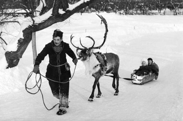 STOCKHOLM 1945 02 05 Orig caption WITH REN AND ACKNOWLEDGMENT ON THE DUMP Torkel the Lapland has moved into Skansen, where he and his family moved into the Lappish cabin, and on Monday the children at Skansen were treated to rides in a sleigh, pulled by a real reindeer Here comes the team with Torkel in the lead for safety s sake Stockholm Sweden x5600x  Copyright: xSVTx RIDE ON THE SKANSEN
