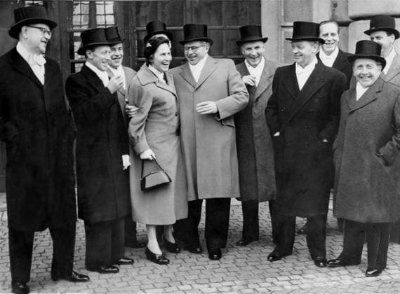 Den nybildade socialdemokratiska regeringen presenteras utanför Stockholms slott. Fr.v. Tage Erlander, statsminister, Herman Kling, justitieminster, Gunnar Lange, handelsminister, Ulla Lindström, konsument- och biständsminister, Gunnar Sträng, finansminister, Sigurd Lindholm, civilminister, Torsten Nilsson, utrikesminister, Sven Andersson, försvarsminister, Gösta Skoglund, kommunikationsminister och Ragnar Edenman, ecklesiastikminister. politiker, Sverige, (s). De nya ministrarna fick stanna kvar hos kungen en stund. 1957-10-31 (c) SÖDERGREN GUNNAR Aftonbladet IBL Bildbyra * * * EXPRESSEN OUT * * * AFTONBLADET 5600 svenska kändisar, politik x2512x *** The newly formed Social Democratic government is presented out  Copyright: xAftonbladet TTx