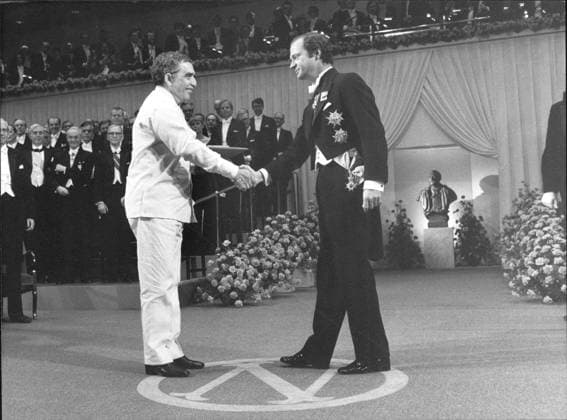 The Nobel Prize ceremony 1982. Gabriel Garcia Marquez literature laureate receives the prize from the hands of his Majesty King Carl XVI Gustaf, Stockholm, Sweden 1982-12-10 (c) ELGSTRAND BJÖRN Aftonbladet IBL Bildbyra * * * EXPRESSEN OUT * * * AFTONBLADET 3170 STO x2512x *** The Nobel Prize ceremony 1982 Gabriel Garcia Marquez literature laureate receives the prize from the hands of his Majesty King Carl XVI Gustaf, Stockholm, Sweden 1982 12 10 c ELGSTRAND BJÖRN Aftonbladet IBL Bildbyra EXPRESSEN OUT AFTONBLADET 3170 STO x2512x  Copyright: xAftonbladet TTx