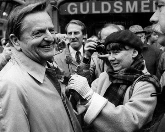 STOCKHOLM 1985-05-01 Statsminister Olof Palme far en röd ros av hustrun Lisbeth Palme under Socialdemokraternas förstamajfirande STOCKHOLM SVERIGE x12x *** STOCKHOLM 1985 05 01 Prime Minister Olof Palme receives a red rose from his wife Lisbeth Palme during the Social Democrats May Day celebrations STOCKHOLM SWEDEN x12x  Copyright: xJanxDüsing Expressen TTx FÖRSTA MAJ (S) PALME
