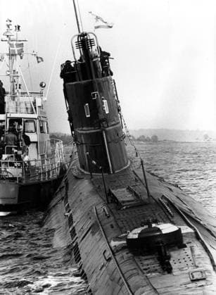 Russian submarine U 137 is pulled off the ground in Blekinge archipelago 1981 c Thommy Bernquist Sydsvenskan IBL Karlskrona archipelago Sweden 1980s, events x2503x  Copyright: xThommyxBernquistx xSydsvenskanx xIBLxBildbyrax