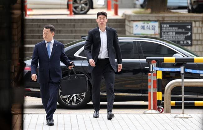 Footballer Hwang Ui-jo at court Footballer Hwang Ui-jo at court Footballer Hwang Ui-jo (R) arrives at Seoul Central District Court in Seoul on Oct. 16, 2024, to attend a hearing regarding his alleged illegal filming of sexual encounters with two women without their consent in 2022. (Yonhap) 2024-10-16 10:16:06 < 1980-2024 YONHAPNEWS AGENCY. .> ¼­¿ïÆ¯º°½Ã EDITORIAL USE ONLY  Copyright: xx PYH2024101603910031500 YonhapxNewsx yonphotos234929