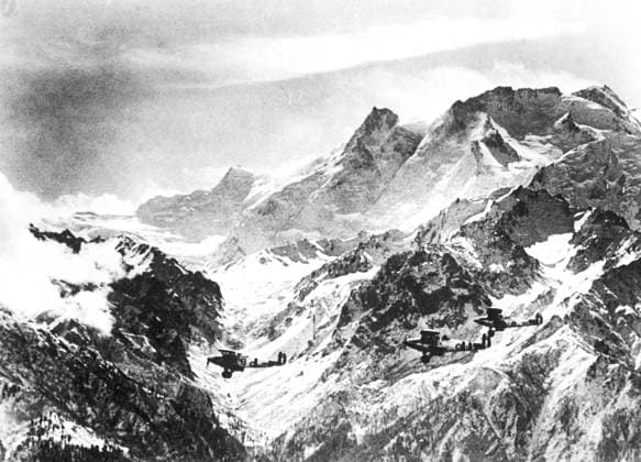 Orig. caption... OVERLOOKING THE ROOF OF THE WORLD. This magnificent photograph was taken during a flight of five Royal Air Force Machines ever hitherto inaccessible country in the snow clad Himalayas. The picture is not only a fresh illustration of the supreme reliability of British aircraft, but is also interesting as depicting the awe-inspiring country which the Marquess of Clydesdal will encounter during his proposed flight over Mount Everest (29,000ft.) next year. Their historic flight they passed over Mount Rakasposhi, which is 25,550 feet high. Note Height record Record sites: HIMALAYA ;NEPAL ;TIBET sp_sw x5600x *** Orig caption OVERLOOKING THE ROOF OF THE WORLD This magnificent photograph was taken during a flight of five Royal Ai  Copyright: xXxXxXx MOUNT EVEREST