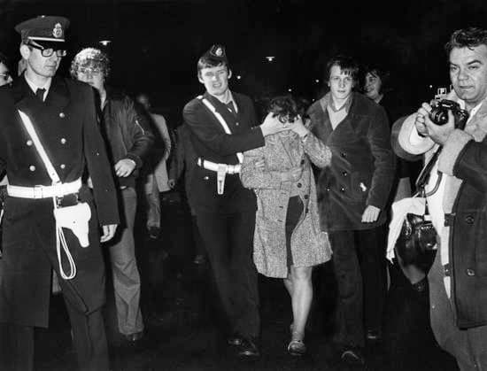 STOCKHOLM 1975-04-24 En kvinna ur gisslan tas sätts i säkerhet av polisen i samband med ockupationen av den Västtysklands ambassad i Stockholm, utförd av Kommando Holger Meins ur terroristgruppen Röda armÃ -fraktionen (RAF) 24 april 1975. En bomb exploderade pa ambassaden och tva personer sköts ur gisslan sedan den västtyska regeringen avvisat terroristernas krav pa att frisläppa ett antal medlemmar ur terrorgruppen fran sina fängelsestraff i Västtyskland. Även tva av ockupanterna dog vid explosionen den ene en vecka efter ambassadockupationen. Stockholm Sverige x11014x *** STOCKHOLM 1975 04 24 A woman hostage is taken to safety by police during the occupation of the West German embassy in Stockholm, carried out by Komma  Copyright: xSvD TTx VÄSTTYSKA AMBASSADDRAMAT