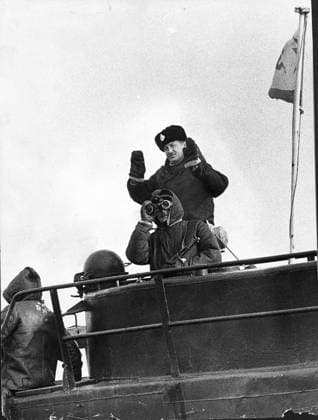 KARLSKRONA 19811031 Soviet submarine, U 137, aground in Gasefjärden outside Karlskrona Soviet officer Vasilij Besedin in the tower of the submarine Photo Bernt Claesson Code 8 COPYRIGHT SCANPIX SWEDEN KARLSKRONA x8x  Copyright: xBerntxClaessonx TT-SÖN-UBATSBOK