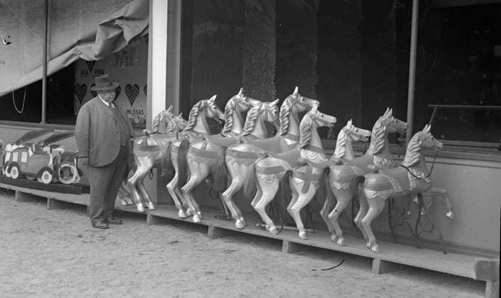 GÖTEBORG 1937-04-27. Lisebergschefen Herman Lindholm med guldhästar pa Liseberg, som troligen skall sitta pa en karusell, när man öppnar för säsongen. *** Local Caption *** GT Lada: Krep-Liseberg GÖTEBORG SVERIGE x2524x *** GOTHENBURG 1937 04 27 Liseberg manager Herman Lindholm with golden horses at Liseberg, which will probably sit on a carousel, when they open for the season Local Caption GT Lada Krep Liseberg GOTHENBURG SWEDEN x2524x  Copyright: xKamerareportage TTx LISEBERG