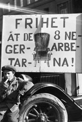 Stockholm 1932-05-01 Förstamajdemonstration. Originaltext: Frihet at de 8 negerarbetarna , stod det pa ett standar. Protesten gäller en dom i en av de amerikanska sydstaterna, enligt vilken atta negrer pa ytterst bristfällig bevisning dömts till döden för mord pa en kvinna. Stockholm Sverige x192x *** Stockholm 1932 05 01 First May demonstration Original text Freedom for the 8 Negro workers, said on a banner The protest concerns a judgment in one of the American southern states according to which eight Negroes were sentenced to death for the murder of a woman on extremely flawed evidence Stockholm Sweden x192x  Copyright: xDN TTx FÖRSTA MAJ (S) STOCKHOLM