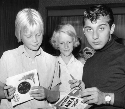 Stockholm 1959-08-17 Paul Anka skriver autograf till tonaringar Stockholm Sverige x12014x *** Stockholm 1959 08 17 Paul Anka signs an autograph for tons Stockholm Sweden x12014x  Copyright: xGunnarxLantz SvD TTx PAUL ANKA SVERIGE