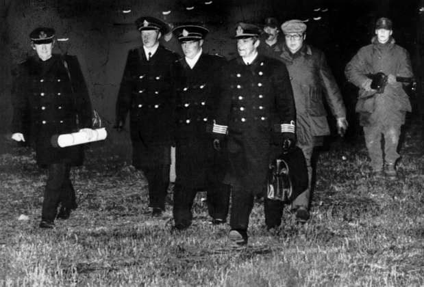 KARLSKRONA 19811102 Soviet submarine U 137 aground outside Karlskrona The Russian officers on U 137 are taken to interrogation via a helicopter The commander of the Soviet submarine, Anatoly Gushchin, is in the middle third from left To the right the Swedish commander Karl Andersson KARLSKRONA SWEDEN DEXBILD x192x  Copyright: xDEXx U 137 PA GRUND 1981