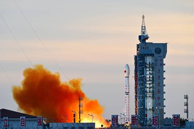 News Themen der Woche KW42 News Bilder des Tages News Bilder des Tages (241016) -- JIUQUAN, Oct. 16, 2024 -- A Long March-4C carrier rocket carrying the Gaofen-12 05 satellite blasts off from the Jiuquan Satellite Launch Center in northwest China, Oct. 16, 2024. The satellite entered the planned orbit successfully. (Photo by Xinhua) (EyesOnSci) CHINA-JIUQUAN-SATELLITE-LAUNCH (CN) WangxJiangbo 