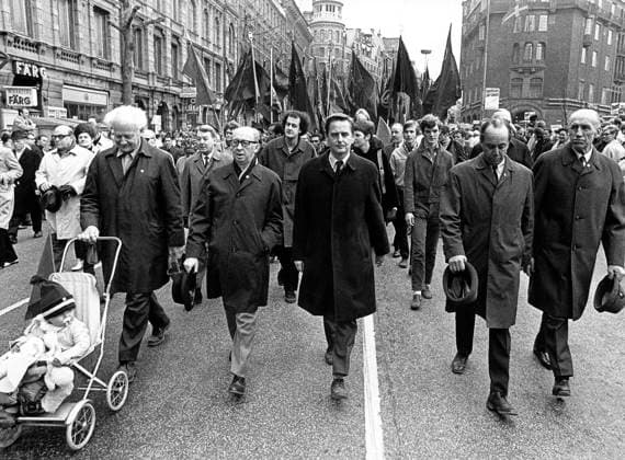 STOCKHOLM 1970-05-01. Olof Palme gar i demonstrationstag pa 1:a maj i Stockholm. Stockholm Sverige x14x *** STOCKHOLM 1970 05 01 Olof Palme in demonstration on May Day in Stockholm Stockholm Sweden x14x  Copyright: xJacobxForsell Expressen TTx FÖRSTA MAJ (S) STOCKHOLM 1970