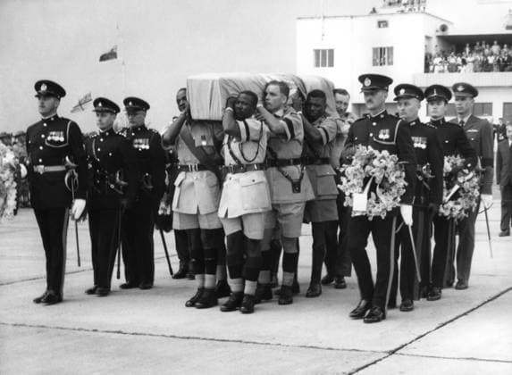Orig. caption... MR. HAMMARSKJOELDS BODY FLOWN TO SWEDEN Pall bearers from the Rhodesian Armed Forces carrying Mr. Hammarskjoeld s coffin to an airliner at Salisbury airport, Southern Rhodesia, for the U.N. Secretary-General s body to be flown to Sweden. More than 1,000 people gathered for a memorial service for Mr. Hammarskjöeld and the other 15 victims of the plane crash, at the airport, which was attended by Lord Dalhousie, Governor-General of the Rhodesiam Federation, Sir Roy Welensky, Federal Prime Minister, Sir Edgar Whitehead, Prime Minister of Southern Rhodesia, and Sir Humphrey Gibbs, Governor of Southern Rhodesia. Note D Hammarskjöld, 1905-1961, UN Secretary-General from 1953. Died in a plane crash in Ndola in Northern Rhodesia, Copyright: xx HAMMARSKJÖLD S COFFIN IS FLYING TO SWEDEN