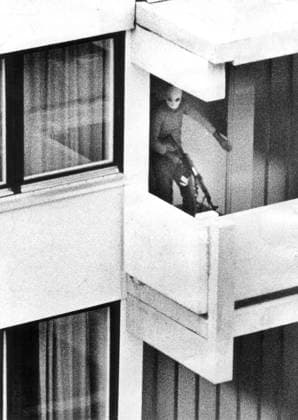SEKLET-POLITIK-70 Den 5 september 1972 tog sig den palestinska terrorgruppen Svarta September, klädda som idrottsmän in i OS-byn MÂ¸nchen. I den israeliska förläggningen dödades tva israeliska idrottsmän medan deras nio kollegor togs som gisslan. Svarta September krävde att 200 araber i israeliska fängelser skulle friges. Pa kvällen eskorterades terroristerna ut till en flygplats där ett plan väntade. En eldstrid utbröt och 14 personer, inklusive de nio israelerna, omkom. Här en av terroristerna pa den israeliska förläggningen. Foto.Olle Karud Kod:192 9909 COPYRIGHT SCANPIX SWEDEN MUNICH GERMANY PB-KOD: 192 x192x *** SECRET POLITICS 70 On September 5, 1972, the Palestinian terrorist group Black September, dressed as a  Copyright: xOLLExKARUDx SEK70SVARTASEPT1