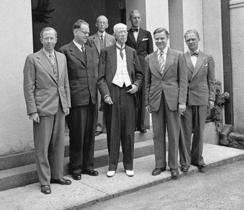 Juli 1946 Kung Gustaf V har konselj med regeringen pa Särö. Torsten Nilsson och Tage Erlander är de vi känner igen, förutom konungen. *** Local Caption *** GP Royal - early days KAMERAREPORTAGE SÄRÖ SVERIGE POL x2524x *** July 1946 King Gustaf V has a conference with the government on Särö Torsten Nilsson and Tage Erlander are the ones we recognize, except the king Local Caption GP Royal early days KAMERAREPORTAGE SÄRÖ SVERIGE POL x2524x  Copyright: xKamerareportage TTx KUNG GUSTAF V KONSELJ SÄRÖ