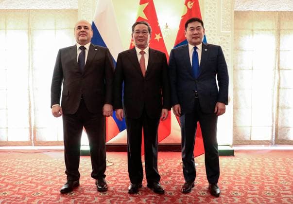 News Themen der Woche KW42 Pakistan Russia 8786018 16.10.2024 Russian Prime Minister Mikhail Mishustin, Chinese Premier Li Qiang and Mongolian Prime Minister Oyun-Erdene Luvsannamsrai pose for photos before a meeting on the sidelines of the 23rd summit of the Council of the Heads of Government (CHG) of the member states of the Shanghai Cooperation Organization (SCO) in Islamabad, Pakistan. Roman Naumov POOL Islamabad Pakistan  Copyright: xRomanxNaumovx