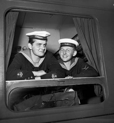 Resenärer pa midsommar. Flottister pa tag. Centralstationen 1951. *** Local Caption *** KAMERAREPORTAGE x2524x *** Travelers on midsummer Floaters on the roof Central Station 1951 Local Caption CAMERA REPORT x2524x  Copyright: xKamerareportage TTx 3251 - juni 1951