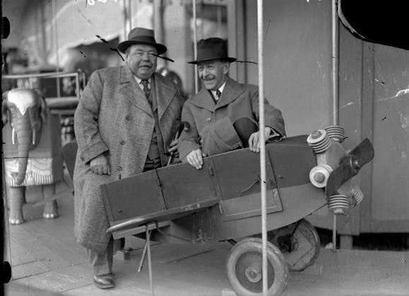 Göteborg 1939-04-21 - Liseberg nagra dagar innan varöppningen - pressen är inbjuden och här sitten en redaktör med Lisebergschefen Herman Lindholm - *** Local Caption *** GT Lada 1939-april-01 KAMERAREPORTAGE x2524x *** Gothenburg 1939 04 21 Liseberg a few days before the opening the press is invited and here sits an editor with Liseberg manager Herman Lindholm Local Caption GT Lada 1939 April 01 CAMERA REPORT x2524x  Copyright: xKamerareportage TTx