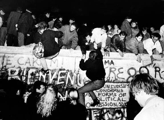 SEKLET-POLITIK-80 Berlinmurens fall i november 1989. Muren som skiljer Östberlin frÃ‚n Västberlin uppfördes 1961. Bilden publicerad i boken Bilder som förändrat Sverige - en berättelse om Expressens bildjournalistik 1944-2004. BERLIN TYSKLAND PB-KOD: 50 x50x *** SECRET POLITICS 80 The fall of the Berlin Wall in November 1989 The wall separating East Berlin from West Berlin was erected in 1961 The picture published in the book Images that changed Sweden a story about Express photojournalism 1944 2004 BERLIN GERMANY PB CODE 50 x50x  Copyright: xGÖRANxÄRNBÄCKx SEK80BERLINMUREN