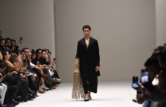 October 15, 2024, Mexico City, Mexico City, Mxico: The models wear designs by the Mexicans JULIA AND RENATA during the first day of Fashion Week Mexico catwalks. Mexico City Mxico - ZUMAn296 20241015_zip_n296_005 Copyright: xJorgexNunezx