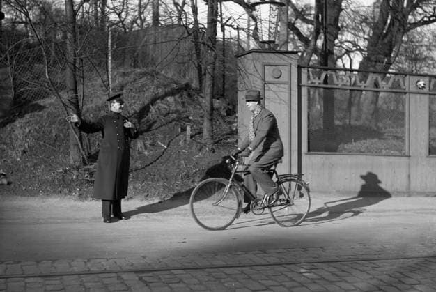 Göteborg 1935-03-01 - Liseberg - Konstapel Agren och Karl Gerhard *** Local Caption *** GT Lada: Liseberg KAMERAREPORTAGE x2524x *** Gothenburg 1935 03 01 Liseberg Officer Agren and Karl Gerhard Local Caption GT Lada Liseberg KAMERAREPORTAGE x2524x  Copyright: xKamerareportage TTx