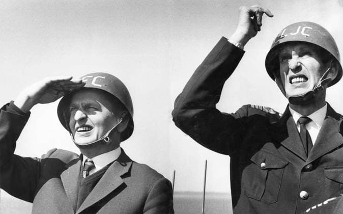ARKIV 106905 Statsminister Olof Palme och kommendör Per Rudberg, chef för första jagarflottiljen, spanar efter en helikopter ombord pa jagaren Smaland i maj 1969. Stockholm Sverige x51x *** ARCHIVE 106905 Prime Minister Olof Palme and Commander Per Rudberg, commander of the First Destroyer Flotilla, look for a helicopter on board the destroyer Smaland in May 1969 Stockholm Sweden x51x  Copyright: xOllexSeijboldx xDNx xTTx OLOF PALME