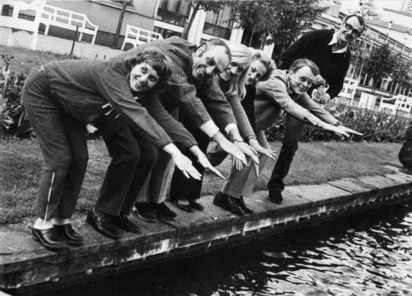 GÖTEBORG okänt fotodatum. Siw Malmkvist, Gösta Bernhard, okänd, Siw Ericks, Sven Lindberg och Fredrik Ohlsson vid Spegeldammen pa Liseberg *** Local Caption *** GP - GÖTEBORG SVERIGE x2524x *** GÖTEBORG unknown photo date Siw Malmkvist, Gösta Bernhard, unknown, Siw Ericks, Sven Lindberg and Fredrik Ohlsson at the Mirror Pond at Liseberg Local Caption GP GÖTEBORG SWEDEN x2524x  Copyright: xKamerareportage TTx UPPTRÄDANDE PA LISEBERG