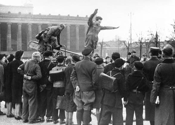 GERMANY BERLIN 25-11-1942. FALLSCHIRMJÄGER STELLTEN SICH IN DEN DIENST DES KRIEGS-WHW Anlässien der 3.Reichsstrassensammlung für das Kriegs-WHW stellten sich auch unsere Fallschirmjäger in den Dienst der guten Sache und führten im Berliner Lustgarten Bodeübungen vor. In that break, the collectors of the NSFK were enthusiastically active, um die reichlich gebelen The funds were collected einzusammeln. - Diese gute Gelegenheit, unsere frollekchen Fallschirmjäger einmal bei der Arbeit zu sehen, lies sich namentlich die Jugend nicht entgehen. Berlin Germany sp_sw x5600x *** GERMANY BERLIN 25 11 1942 FALLSCHIRMJÄGER STELLTEN SICH IN DEN DIENST DES KRIEGS WHW On the occasion of the 3 Reichsstrassensammlung für das Kriegs WHW, our parat  Copyright: xScherlxBilderdienst SVTx PARACHUTE HUNTERS SHOW THEIR EXERCISES