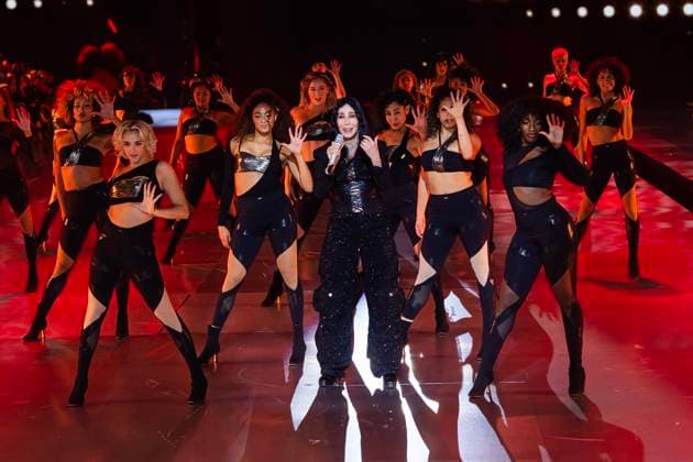 Bilder des Jahres 2024, Entertainment 10 Oktober Entertainment Themen der Woche KW42 Singer Cher performed at the Victoria s Secret 2024 show in New York Singer Cher performed at the Victoria s Secret 2024 show in New York on 15 October 2024 wearing Messika jewelry She sported the sumptuous So Move Max necklace and bracelet from the Haute Joaillerie Midnight Sun collection, paired with Wild Moon earrings and a Desert Bloom ring Messika via Bestimage Singer Cher performed at the Victoria s Secret 2024 show in New York on 15 October 2024 wearing Messika jewellery She wore the sumptuous So Move Max necklace and bracelet from the Haute Joaillerie Midnight Sun collection, paired with Wild Moon earrings and a Desert Bloom ring New York Etats Unis  Copyright: xMessikaxviaxBestimagexMessikaxviaxBestimagex