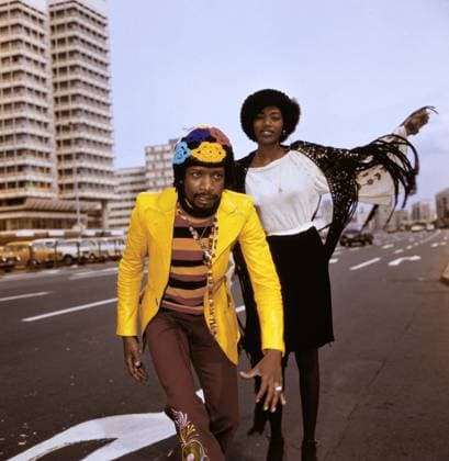 Malcolm Magaron und Liz Mitchell (DDR-Besuch) Malcolm Magaron aus St. Lucia (l.) und Liz Mitchell aus Jameika (r.) aka Malcom s Locks , ehemalige Mitglieder der The Les Humphries Singers , beim Fotoshooting am Alexanderplatz in Ost-Berlin, DDR Sommer 1973. Ost-Berlin Alexanderplatz Berlin Deutsche Demokratische Republik Copyright: TassiloxLeher LEH_91010000325 Nur redaktionelle Nutzung. Editorial usage only. EDITORIAL USE ONLY