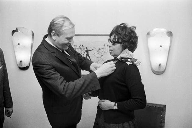 Josephine Baker (DDR-Auftritt) Die Französisch-US-Amerikanische Tänzerin, Sängerin und Schauspielerin Josephine Baker erhält eine Auszeichnung bei ihrem Besuch in Ost-Berlin im Rahmen ihrer beiden Auftritte im Friedrichstadtpalast, Ost-Berlin 1968. Ost-Berlin Friedrichstadtpalast Deutschland (DDR) Copyright: TassiloxLeher LEH_91020000065 Nur redaktionelle Nutzung Editorial usage only EDITORIAL USE ONLY