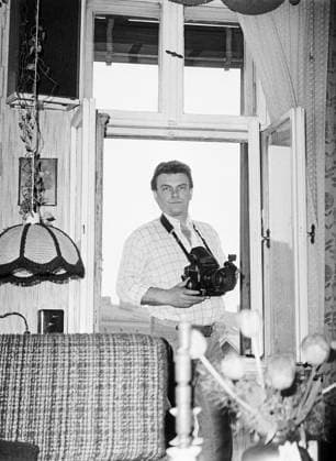 Tassilo Lehers Wohnung Fotograf Tassilo Leher privat in seiner Altbau-Wohnung in der Dimitroffstraße (heute Danziger Straße) im Ost-Berliner Pankow am Fenstersims lehnend mit einer Mamiya RB 67, Hinter ihm das Dach des Bahnhofs Dimitroffstraße (heute Eberswalder Straße), DDR 1970er Jahre. Ost-Berlin Dimitroffstr. 2 (Danziger Str. 2 Deutschland (DDR) Copyright: TassiloxLeher LEH_91020000186 Nur redaktionelle Nutzung Editorial usage only EDITORIAL USE ONLY