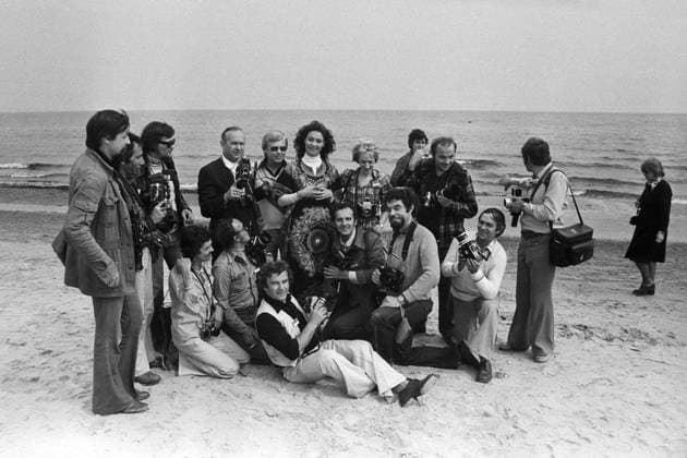 Angela Similea (Sopot 77) Die rumänische Pop-Sängerin Angela Similea umringt von Pressefotografen am Strand von Sopot, wo sie beim Intervision Song Contest 1977 (Sopot 77) zusammen mit Olimpia Panciu und Marius Teicu Å¢eicu auf den 9. Platz und mit ihrem Solo-Auftritt auf den 18. Platz kam. Unten, vorne sitzt der DDR-Fotograf Tassilo Leher; am rechten Bildrand wird eine Strandgängerin aus dem Bild gewunken, Polen 1977. Sopot Plaza Sopot Woiwodschaft Pommern Polen Copyright: TassiloxLeher LEH_91020000342 Nur redaktionelle Nutzung Editorial usage only EDITORIAL USE ONLY
