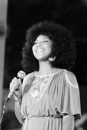 Linda Lewis (Sopot 77) Die englische Sängerin und Songwriterin Linda Lewis (bürgerl. Linda Ann Fredericks) bei ihrem Auftritt als Stargast beim Intervision Song Contest 1977 (Sopot 77) in der Opera Lesna LeÅ›na in Sopot, Polen 1977. Sopot Opera Lesna Woiwodschaft Pommern Polen Copyright: TassiloxLeher LEH_91020000346 Nur redaktionelle Nutzung Editorial usage only EDITORIAL USE ONLY
