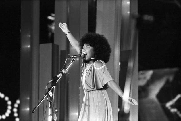 Linda Lewis (Sopot 77) Die englische Sängerin und Songwriterin Linda Lewis (bürgerl. Linda Ann Fredericks) bei ihrem Auftritt als Stargast beim Intervision Song Contest 1977 (Sopot 77) in der Opera Lesna LeÅ›na in Sopot, Polen 1977. Sopot Opera Lesna Woiwodschaft Pommern Polen Copyright: TassiloxLeher LEH_91020000347 Nur redaktionelle Nutzung Editorial usage only EDITORIAL USE ONLY