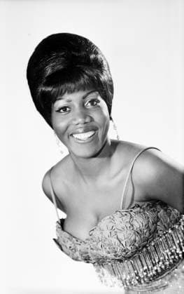 Etta Cameron (DDR-Besuch) Die bahamaisch-dänische Jazzsängerin, Gospelsängerin, Bluessängerin, und Showlady Etta Cameron am Anfang ihres mehrjährigen DDR-Aufenthalts im Porträt bei einem Fotoshooting im Fotostudio von Tassilo Leher in Ost-Berlin. Etta Cameron war eine schillernde Figur in der ostdeutschen Musikbranche, in der sie von Geheimtipp zum Star avancierte. Sie trat auch regelmäßig in Kirchen auf. Deswegen, aber auch auf Grund ihrer Herkunft und Person wurde sie von verschiedenen politischen Lagern als Projektionsfläche benutzt, DDR 1968. Ost-Berlin Deutschland (DDR) Copyright: TassiloxLeher LEH_91020000446 Nur redaktionelle Nutzung Editorial usage only EDITORIAL USE ONLY