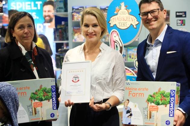 Frankfurt Book Fair 2024 16 10 2024, Frankfurt Main Frankfurt Book Fair from October 16 20 2024 Judith Rakers with the German Toy Award for the game Meine erste Farm Hessen Germany Copyright: xMatthiasxGränzdörferx