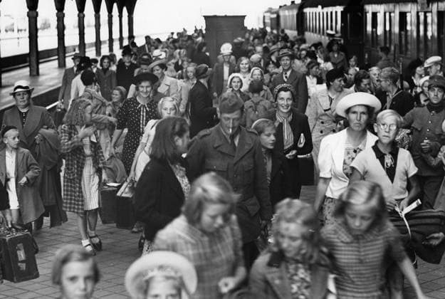 Andra världskriget i Skane Malmö aug 1940. Skolbarn aterkommer fran evakueringsövning. Malmö Sverige 1940-tal, andra världskriget x2503x *** World War II in Skane Malmö Aug 1940 Schoolchildren return from evacuation exercise Malmö Sweden 1940s, World War II x2503x  Copyright: xSydsvenskanx xIBLxBildbyrax