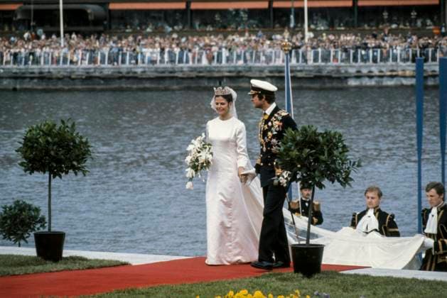 ARCHIVE STOCKHOLM 19760619. King Carl XVI Gustaf and Silvia Sommerlath walk the red carpet on Skeppsbron during the wedding with the Salt Lake in the background. Stockholm Sweden sp_sw x5600x *** ARCHIVE STOCKHOLM 19760619 King Carl XVI Gustaf and Silvia Sommerlath walk the red carpet on Skeppsbron during the wedding with the Salt Lake in the background Stockholm Sweden sp sw x5600x  Copyright: xSVTxBildx ROYAL WEDDING
