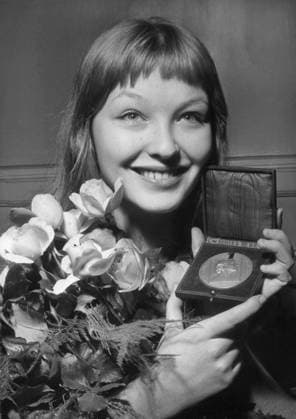 Orig. caption... A MARINA VLADY LE PRIX SUZANNE BIANCHETTI. It s the young artist Marina Vlady, aged 17, the younger sister of Odile Versois who has already toured numerous films in Italy, a film in Germany and Avant le DÃ luge d AndrÃ Cayatte in France, which a Ã tÃ dÃ cernÃ aujourd hui par les Auteurs de Films, le Prix Suzanne Bianchetti, destinÃ Ã rÃ compense une young artiste qui s est rÃ vÃ lÃ e dans l annÃ e. La jeune Marina Vlady, toute smileite, montre la mÃ daille qui vient de lui etre remise. Note The Prix Suzanne Bianchetti is a prize in French cinema which, since 1937, has been awarded annually to the most promising young female actress. M. Vlady, eg. de Poliakoff-Baidaroff, born 1938, French actress. See also BBT677 Image  Copyright: xx MARINA VLADY IS AWARDED THE SUZANNE BIANCHETTI AWARD